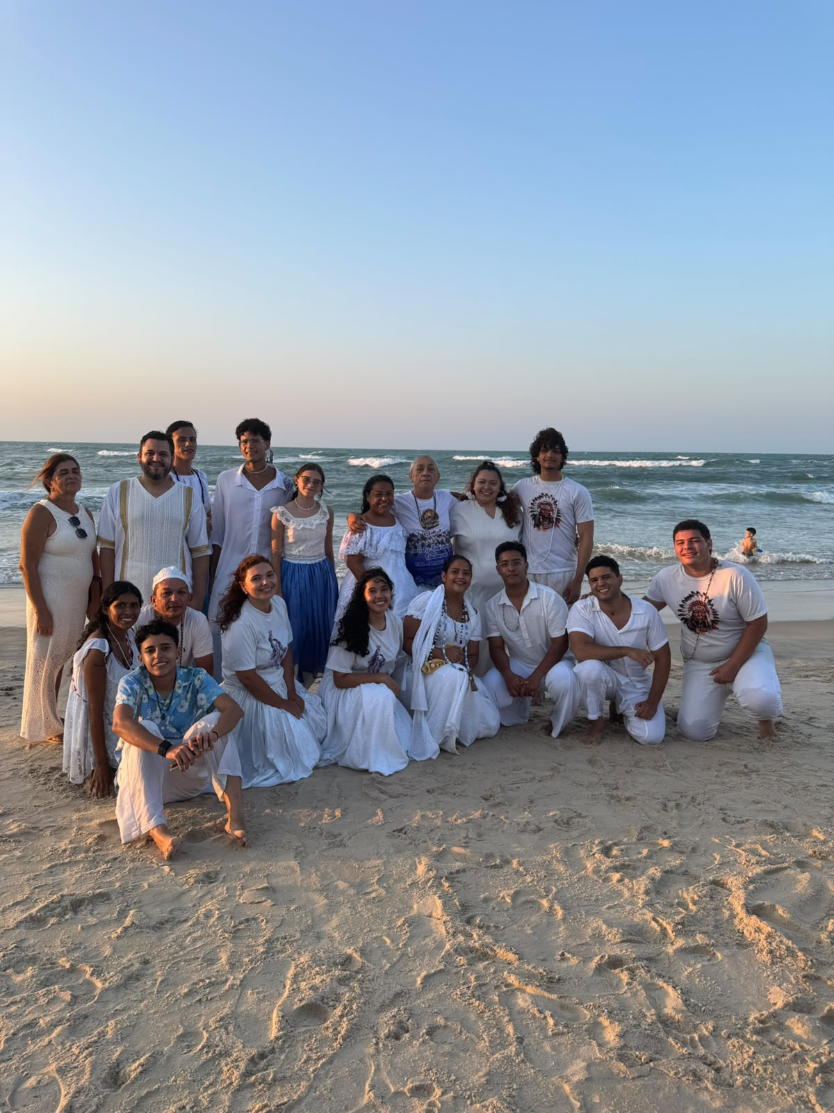 Coletivo D Terreiro em registro vertical na praia durante caminhada corpo a corpo